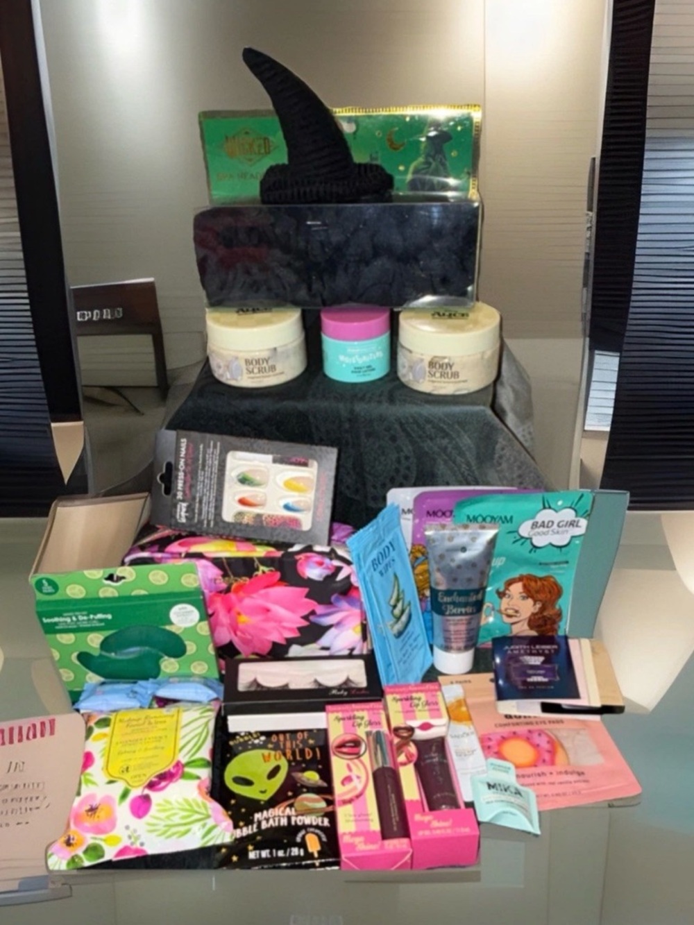 Wicked Spa Headband W/30 pc Mixed Lot Makeup Beauty Skincare & Bebe Makeup Bag